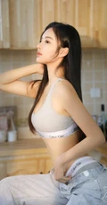 小匀称气质女生运动背心牛仔裤厨房美照显婀娜纤细线条高清写真图片