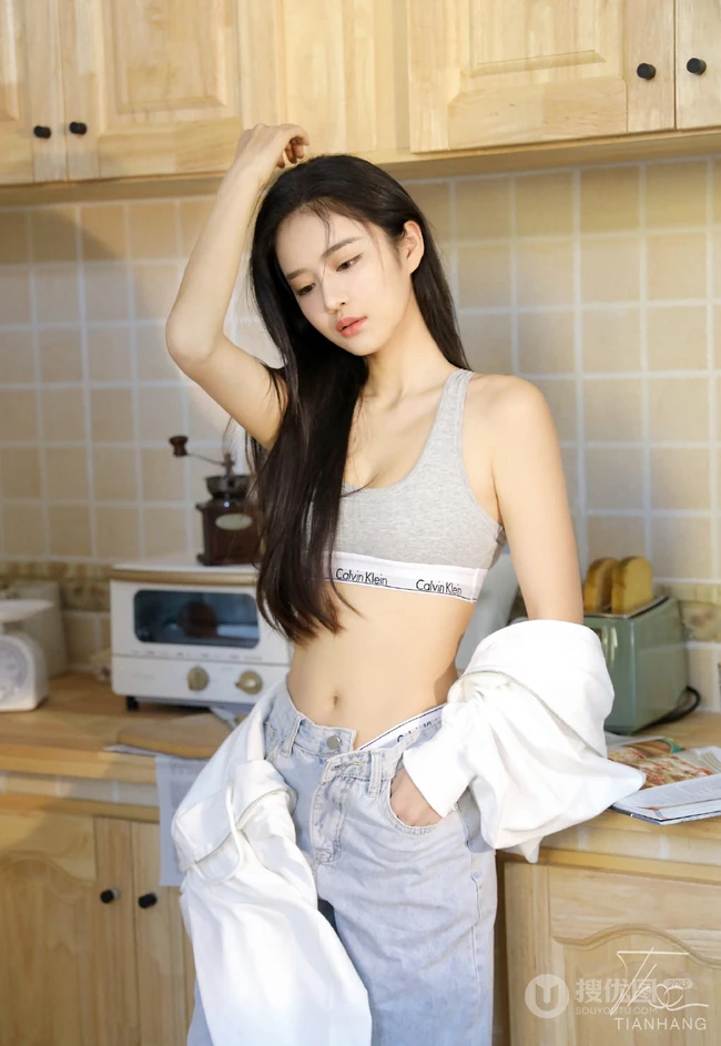 小匀称气质女生运动背心牛仔裤厨房美照显婀娜纤细线条高清写真图片