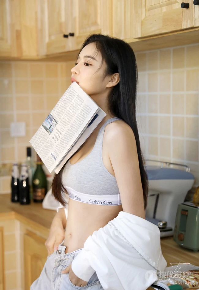 小匀称气质女生运动背心牛仔裤厨房美照显婀娜纤细线条高清写真图片