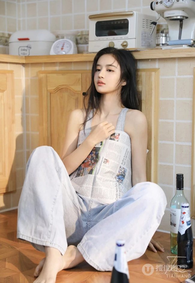 小匀称气质女生运动背心牛仔裤厨房美照显婀娜纤细线条高清写真图片