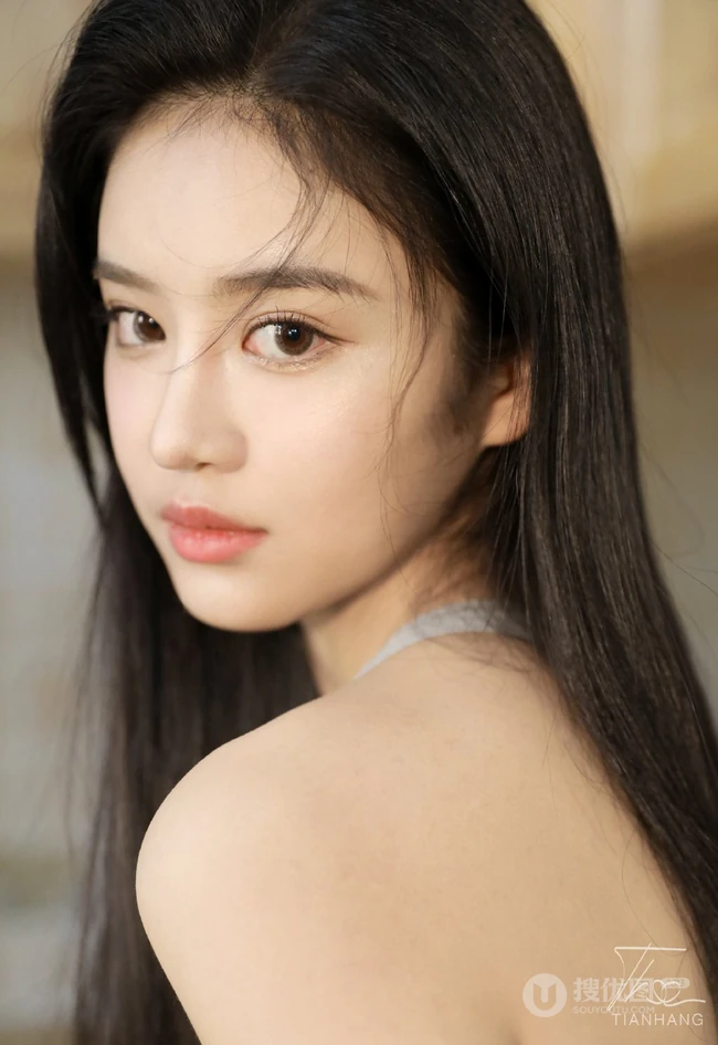 小匀称气质女生运动背心牛仔裤厨房美照显婀娜纤细线条高清写真图片