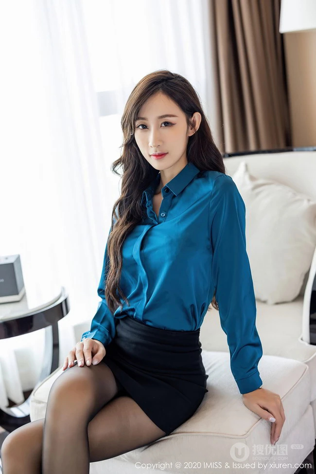 颜值靓丽身材高挑女生秘书萌白酱蓝衣黑裙袜装制服ol系列办公写真图片