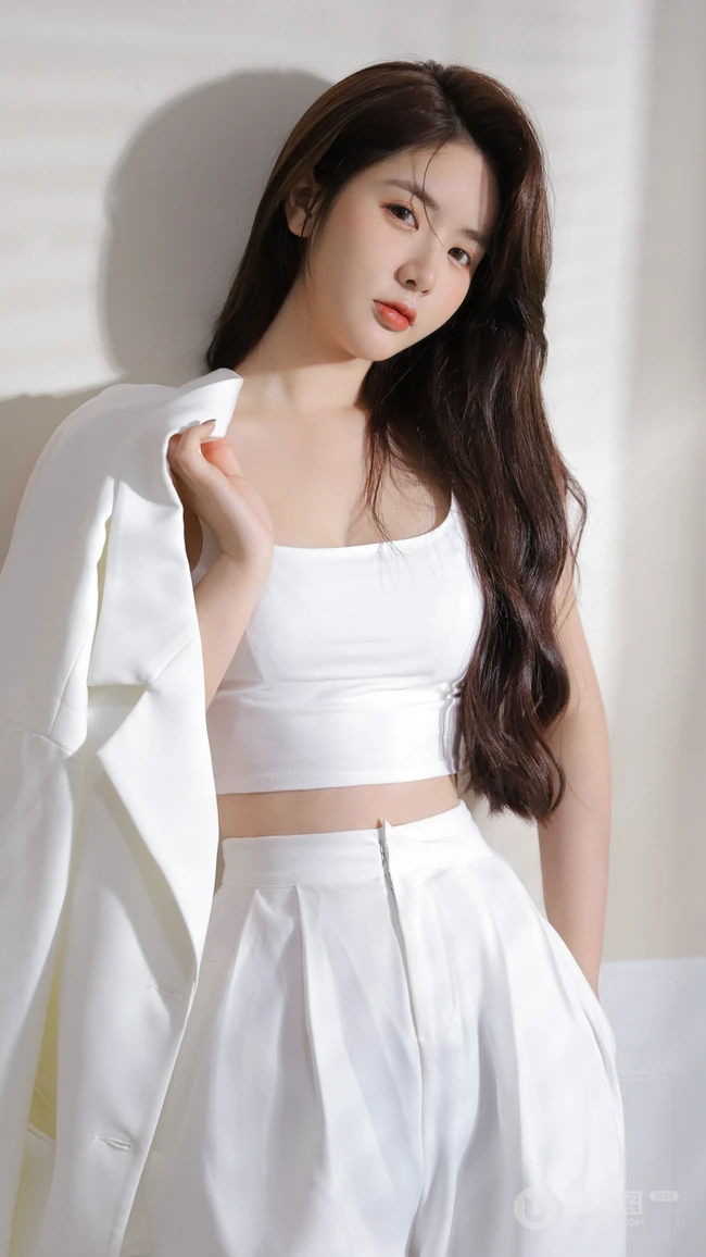 微卷长发气质美女全白LOOK紧身背心长裤小西装穿着时尚手机壁纸图片
