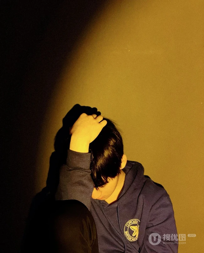 时代少年团组合成员张真源帅气复古温暖写真照片