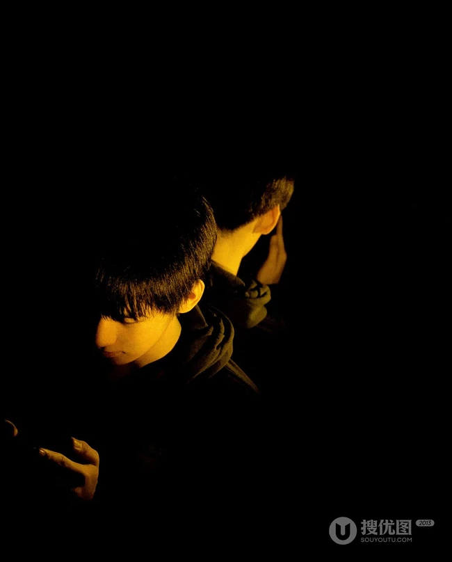 时代少年团组合成员张真源帅气复古温暖写真照片