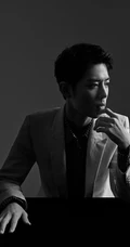 肖战短发发型搭配休闲西服帅气黑白写真照片