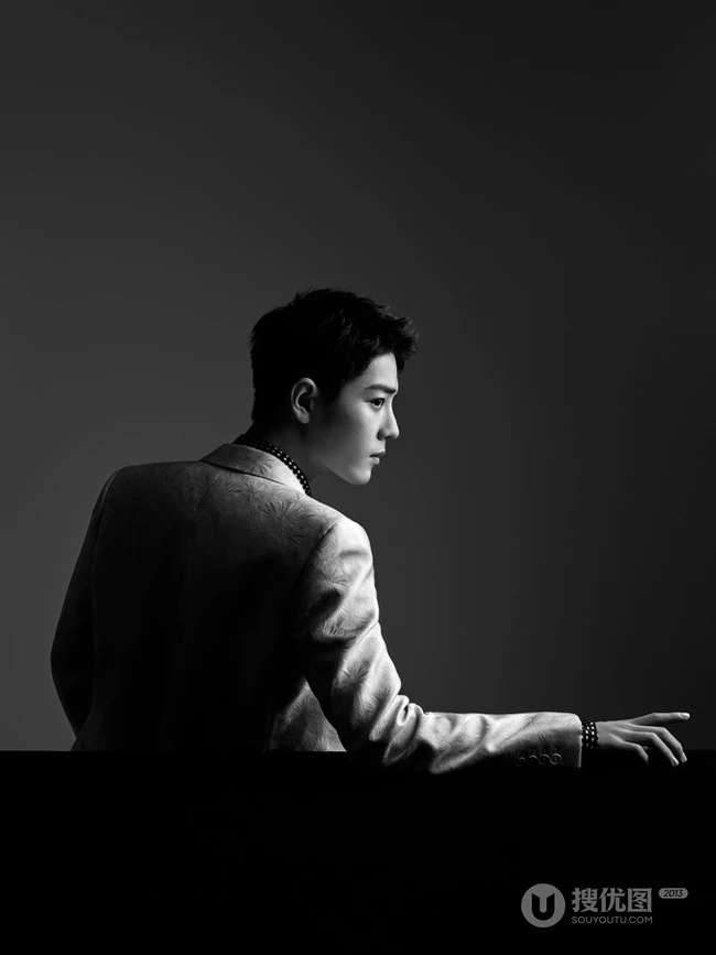 肖战短发发型搭配休闲西服帅气黑白写真照片