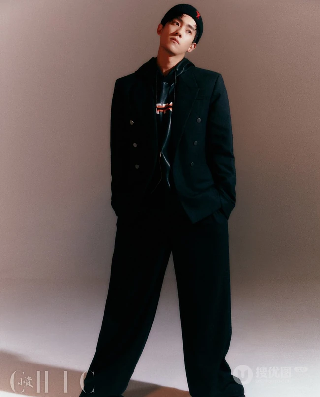 新生代男演员 侧颜帅哥晏紫东最新帅气冬装杂志写真照片