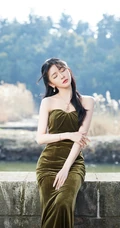 蔡卓宜礼裙丝绒垂裙户外高贵气质动人写真照片