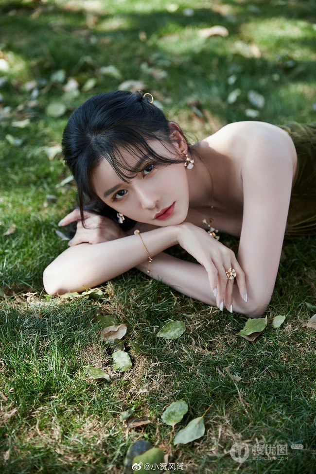 蔡卓宜礼裙丝绒垂裙户外高贵气质动人写真照片