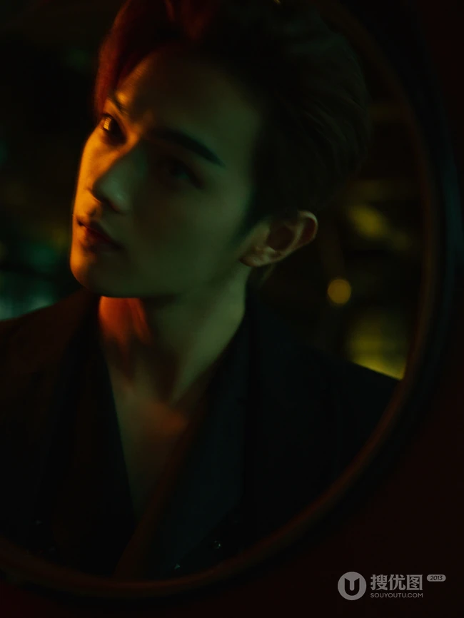 许凯全黑look穿搭化身暗夜小王子居家品酒慵懒痞帅写真照片