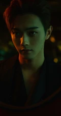 许凯全黑look穿搭化身暗夜小王子居家品酒慵懒痞帅写真照片