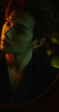 许凯全黑look穿搭化身暗夜小王子居家品酒慵懒痞帅写真照片