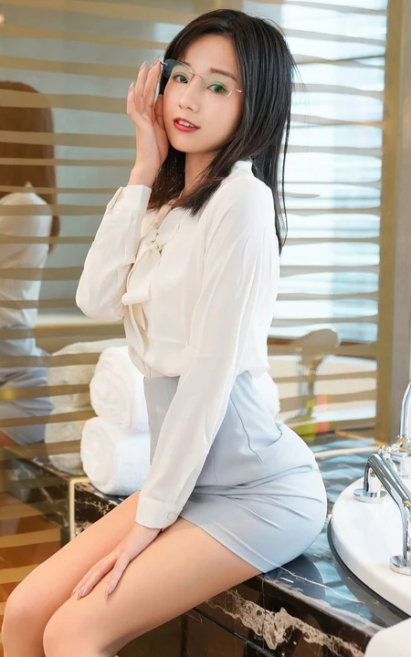 模特仓井优香白衫蓝裙袜装职业秘书装扮 眼镜OL气质优美室内写真套图