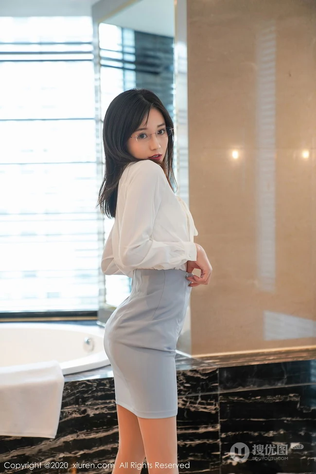 模特仓井优香白衫蓝裙袜装职业秘书装扮 眼镜OL气质优美室内写真套图