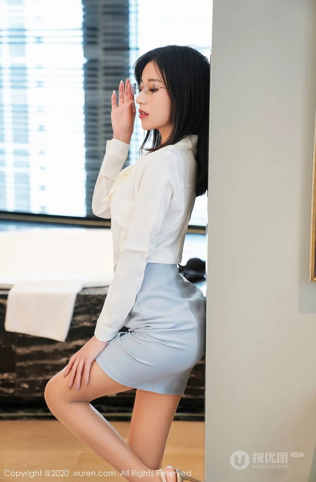 模特仓井优香白衫蓝裙袜装职业秘书装扮 眼镜OL气质优美室内写真套图