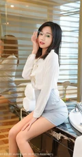 模特仓井优香白衫蓝裙袜装职业秘书装扮 眼镜OL气质优美室内写真套图