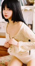 齐刘海漂亮少女镂空衣短裤家居服气质室内如电影般质感复古画面写真图集