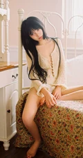 齐刘海漂亮少女镂空衣短裤家居服气质室内如电影般质感复古画面写真图集