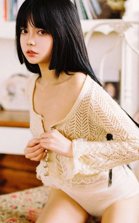 齐刘海漂亮少女镂空衣短裤家居服气质室内如电影般质感复古画面写真图集