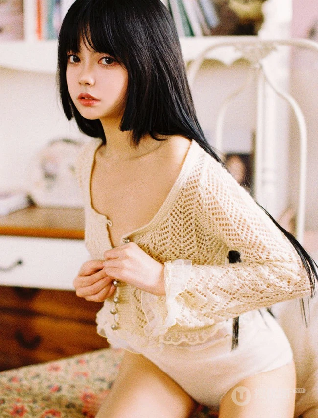 齐刘海漂亮少女镂空衣短裤家居服气质室内如电影般质感复古画面写真图集