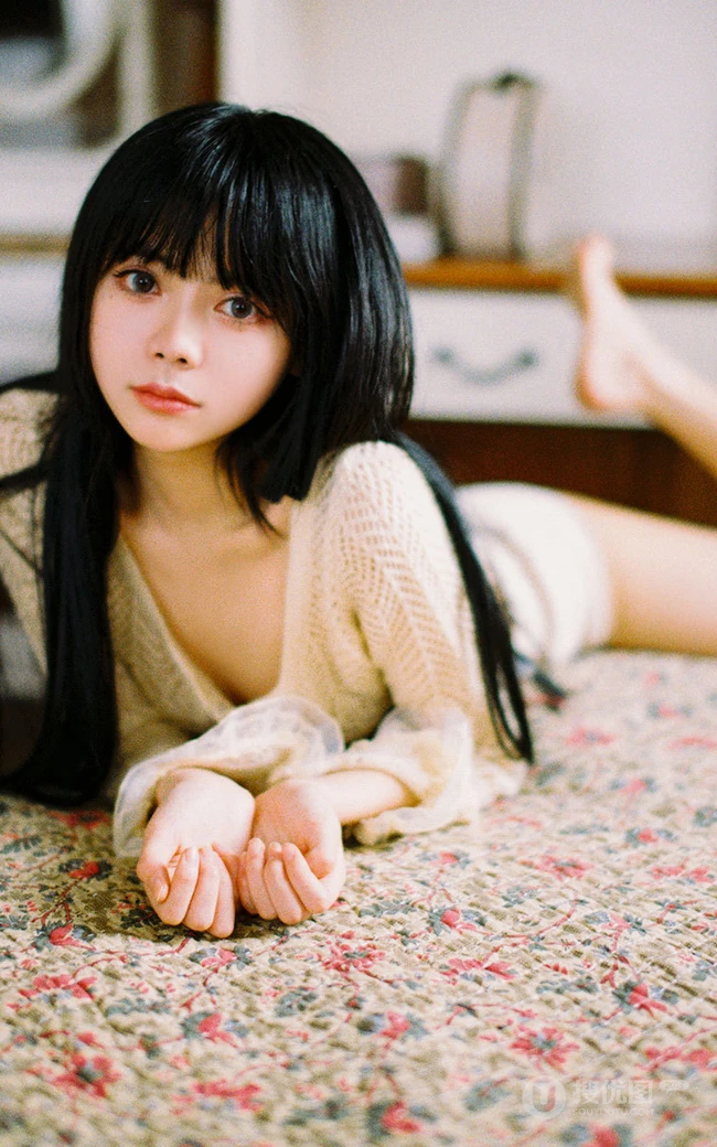 齐刘海漂亮少女镂空衣短裤家居服气质室内如电影般质感复古画面写真图集
