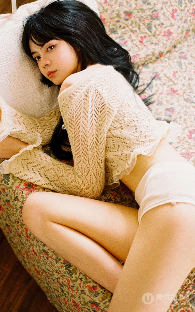 齐刘海漂亮少女镂空衣短裤家居服气质室内如电影般质感复古画面写真图集