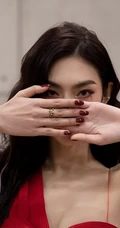 曾可妮浓妆淡抹，手拿玫瑰，身着针织红裙气质动人写真照片