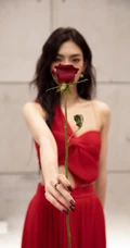 曾可妮浓妆淡抹，手拿玫瑰，身着针织红裙气质动人写真照片