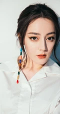 迪丽热巴休闲白衫银裙居家沙发随意写真美照