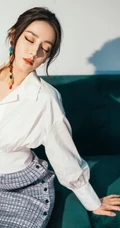 迪丽热巴休闲白衫银裙居家沙发随意写真美照