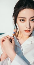 迪丽热巴休闲白衫银裙居家沙发随意写真美照