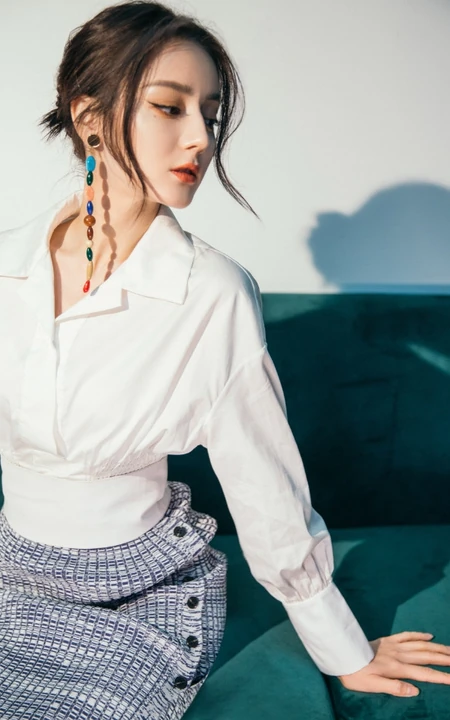 迪丽热巴休闲白衫银裙居家沙发随意写真美照