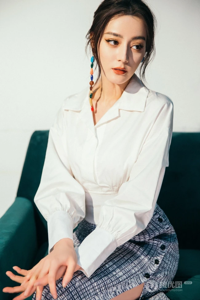 迪丽热巴休闲白衫银裙居家沙发随意写真美照