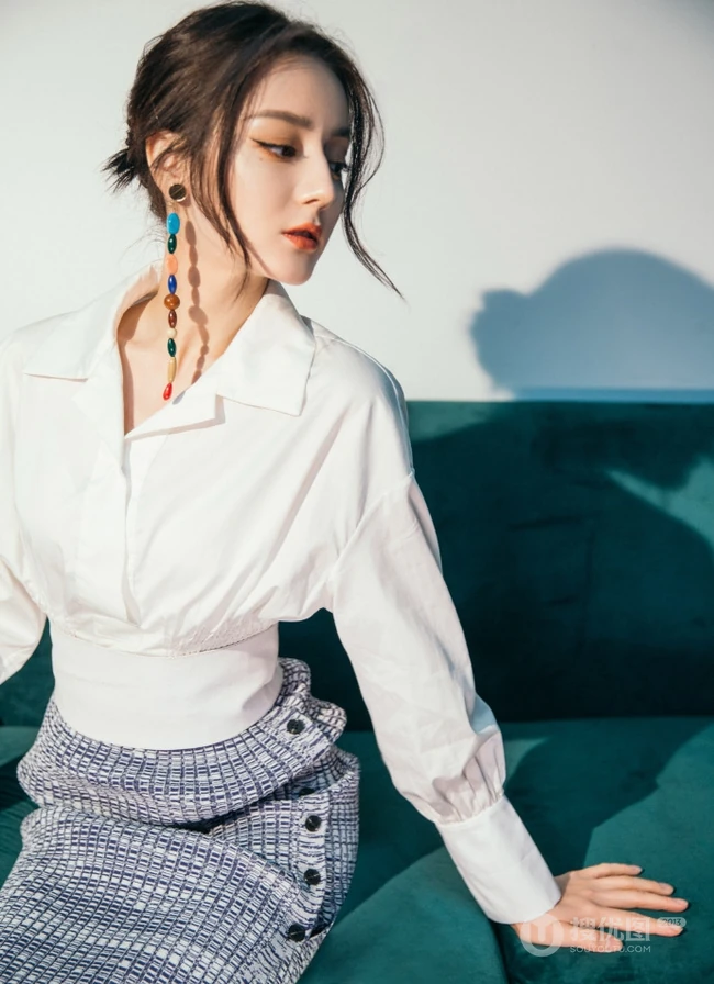 迪丽热巴休闲白衫银裙居家沙发随意写真美照