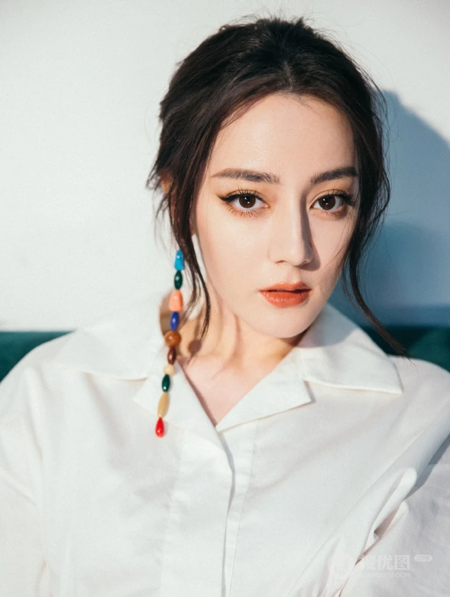 迪丽热巴休闲白衫银裙居家沙发随意写真美照