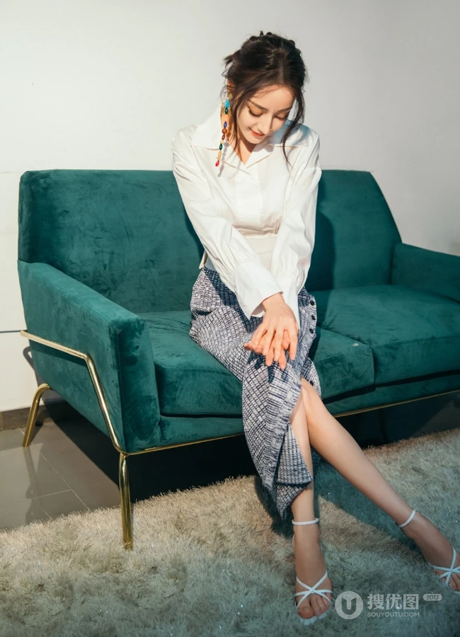 迪丽热巴休闲白衫银裙居家沙发随意写真美照