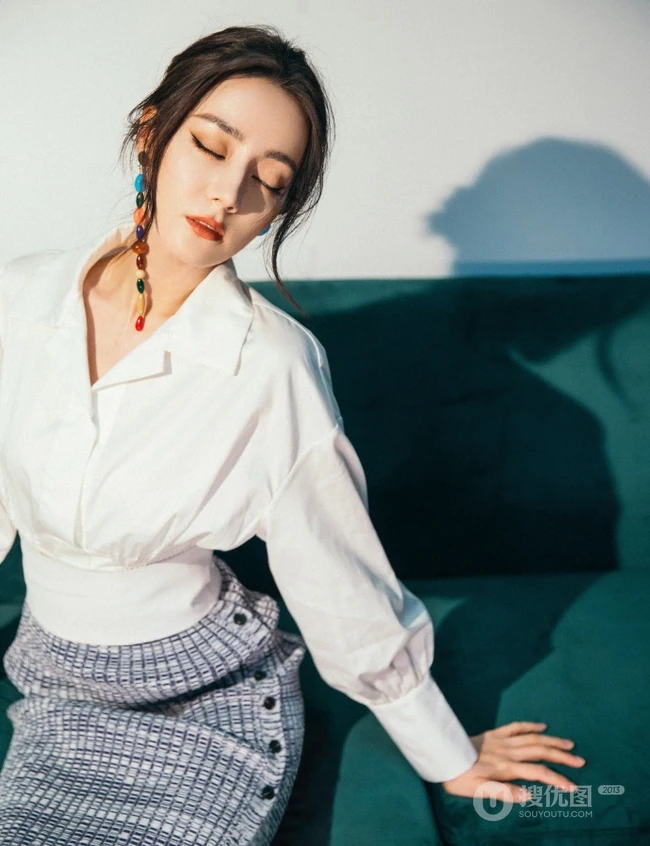 迪丽热巴休闲白衫银裙居家沙发随意写真美照