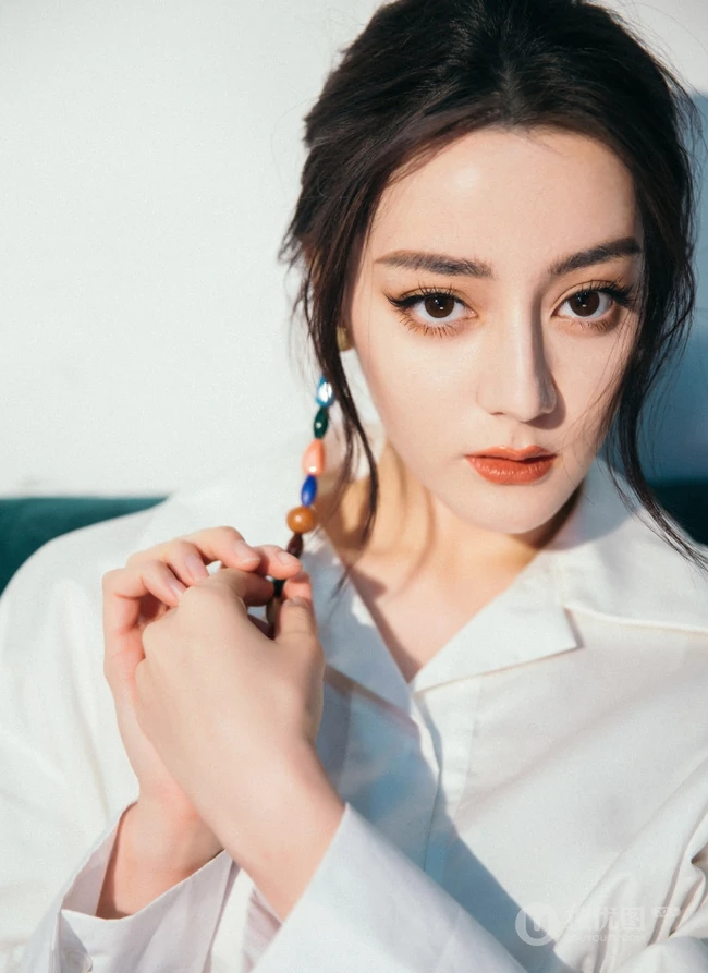 迪丽热巴休闲白衫银裙居家沙发随意写真美照