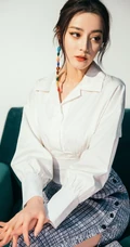 迪丽热巴休闲白衫银裙居家沙发随意写真美照