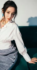 迪丽热巴休闲白衫银裙居家沙发随意写真美照