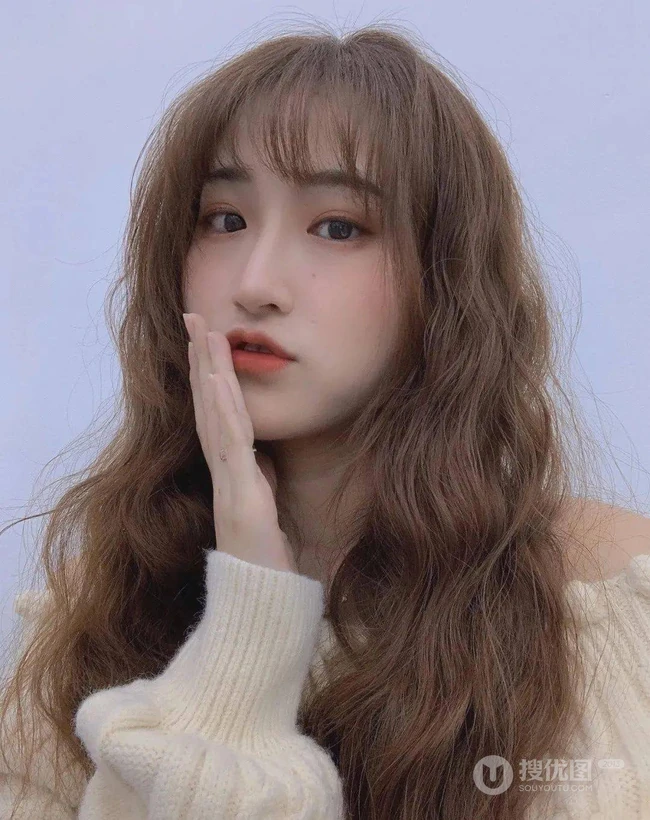 慵懒感十足，时尚好看，惹人怜爱的的女生长卷发，木马烫发型图片参考 第8张