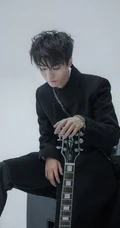 王俊凯帅气十足休闲装牛仔裤手抚吉他写真图片