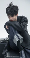 王俊凯帅气十足休闲装牛仔裤手抚吉他写真图片