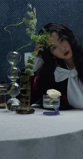 油画少女的静谧时光，关晓彤暗黑公主风格杂志写真图片