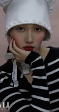 油画少女的静谧时光，关晓彤暗黑公主风格杂志写真图片
