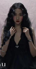 油画少女的静谧时光，关晓彤暗黑公主风格杂志写真图片