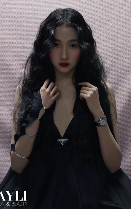 油画少女的静谧时光，关晓彤暗黑公主风格杂志写真图片