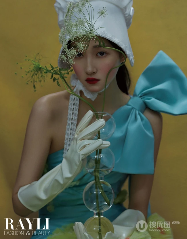 油画少女的静谧时光，关晓彤暗黑公主风格杂志写真图片