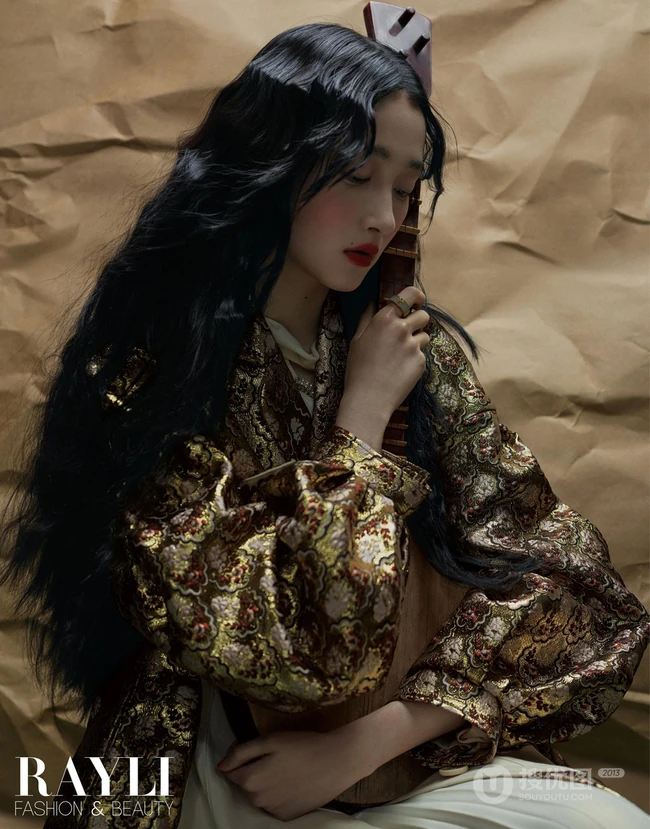 油画少女的静谧时光，关晓彤暗黑公主风格杂志写真图片
